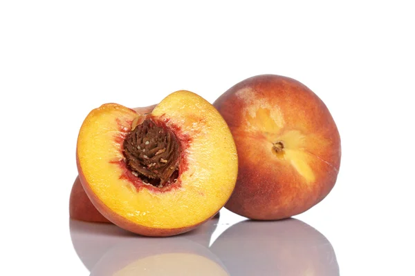 Дві половини персикових плодів — стокове фото