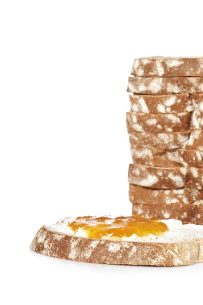 Rostat bröd med smör och sylt till persika — Stockfoto