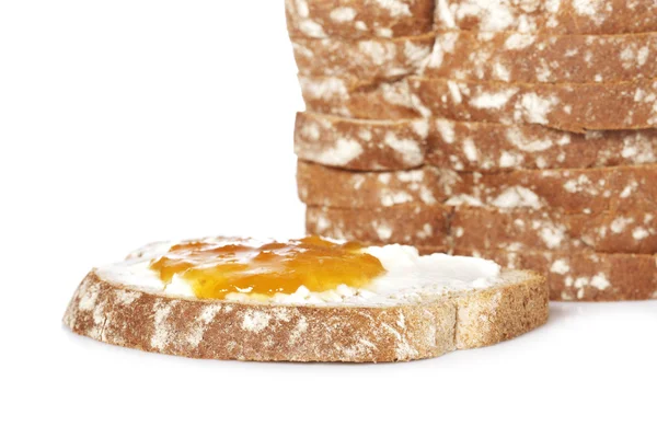 Rostat bröd med smör och sylt till persika — Stockfoto