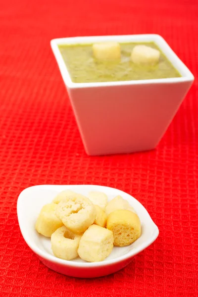 Bread croutons and spinach puree — Stock Photo, Image