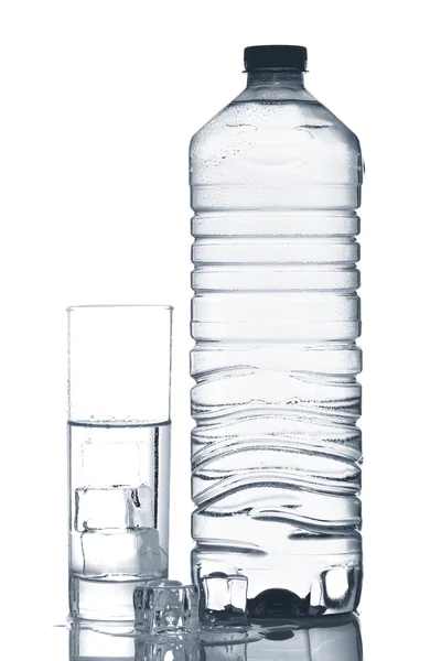 Garrafa e vidro de água mineral com cubos de gelo — Fotografia de Stock