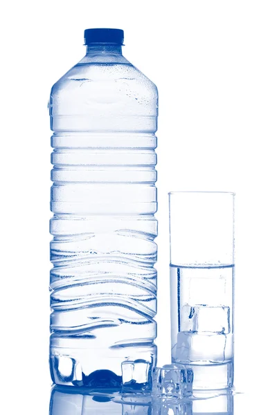 Botella y vaso de agua mineral con gotitas — Foto de Stock