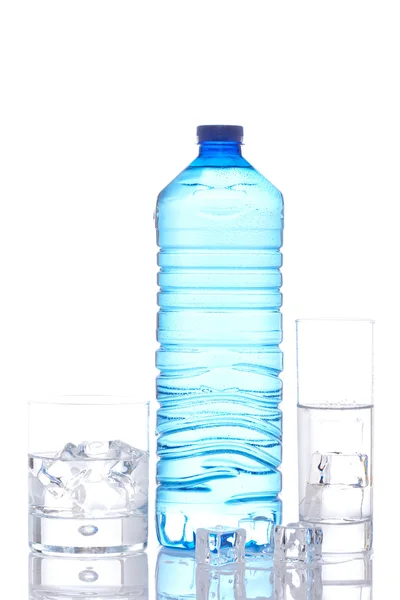 Bouteille et verres d'eau minérale avec glaçons — Photo