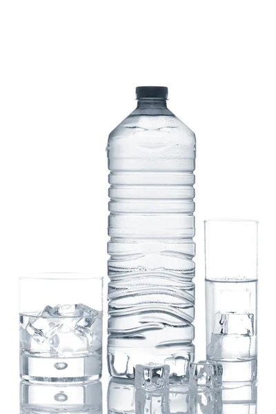 Botella y vasos de agua mineral con cubitos de hielo —  Fotos de Stock