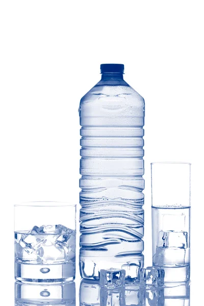 Botella y vasos de agua mineral con cubitos de hielo —  Fotos de Stock