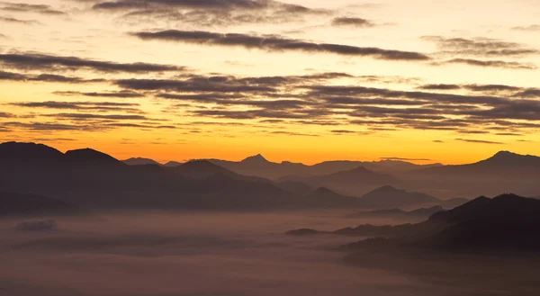 Berg över dimman — Stockfoto