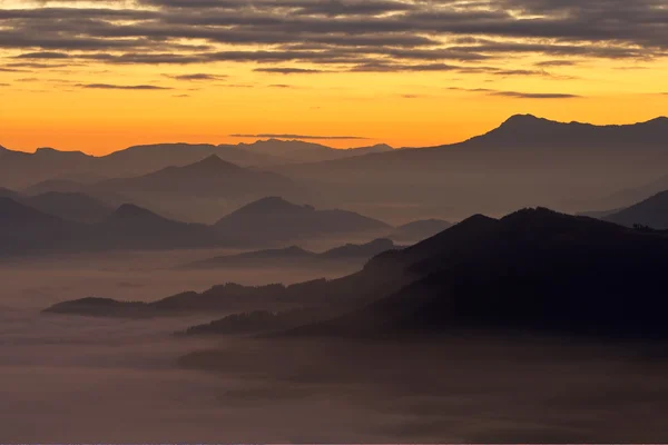 Montagnes au-dessus du brouillard — Photo