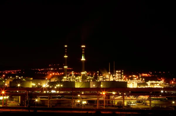 Vista noturna de uma refinaria petroquímica — Fotografia de Stock