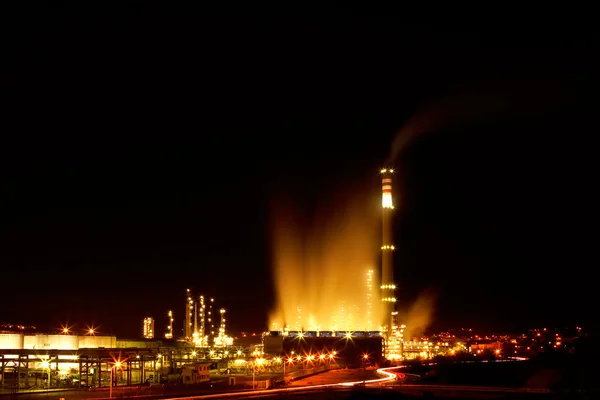 Vista noturna de uma refinaria petroquímica — Fotografia de Stock