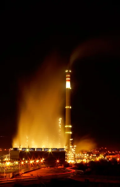 Ночной вид на нефтехимический завод — стоковое фото