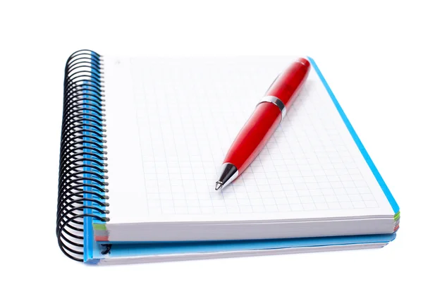 Hoja de cuaderno en blanco con pluma — Foto de Stock