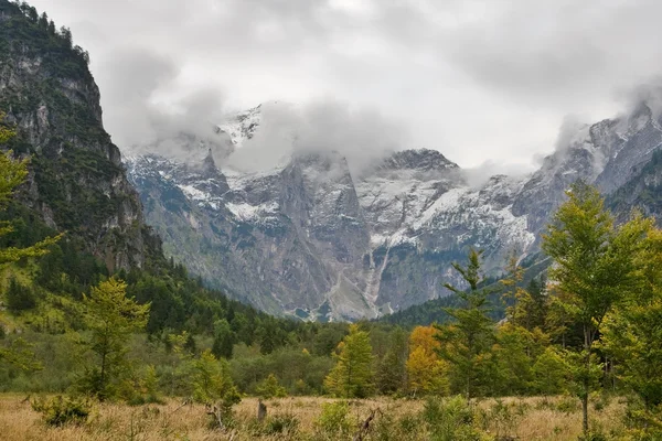 Totes gebirge berg från almsee — Stockfoto
