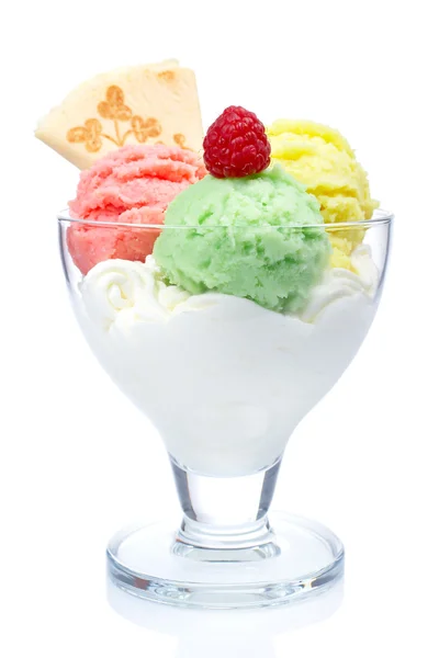 Мульти смакове морозиво в скляній мисці — стокове фото