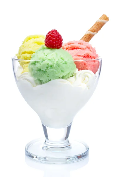 玻璃碗里多味冰淇淋 — 图库照片
