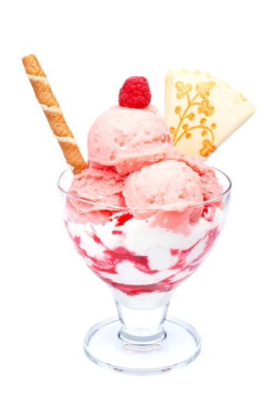 Полуничне морозиво в скляній мисці — стокове фото