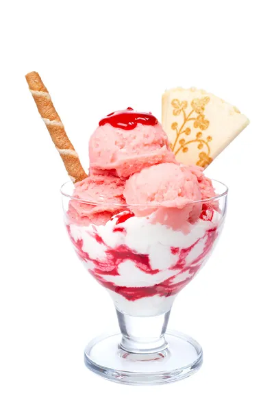 유리그릇에 있는 딸기 아이스크림 — 스톡 사진
