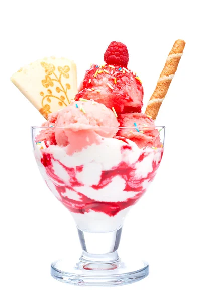 Παγωτό φράουλα σε γυάλινο μπολ — Φωτογραφία Αρχείου