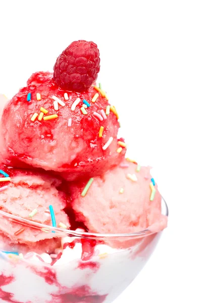 Παγωτό φράουλα σε γυάλινο μπολ — Φωτογραφία Αρχείου