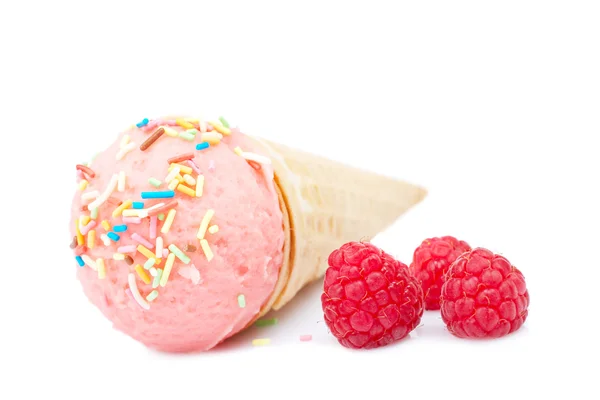 Cono de helado de fresa con frambuesas —  Fotos de Stock