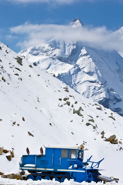 Arado de neve na estrada alpina — Fotografia de Stock