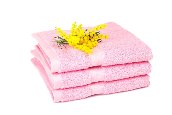 Toalhas cor de rosa com flores amarelas — Fotografia de Stock