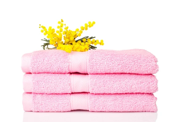Rosa Handtücher mit gelben Blüten — Stockfoto
