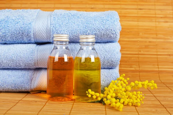 Asciugamani e bottiglie di sapone — Foto Stock