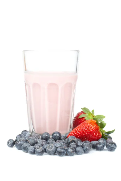 Erdbeer-Milchshake mit Blaubeeren — Stockfoto