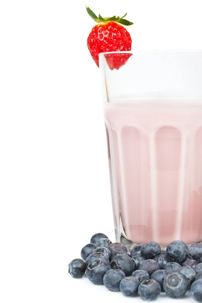 ブルーベリーといちごのミルクセーキ — ストック写真