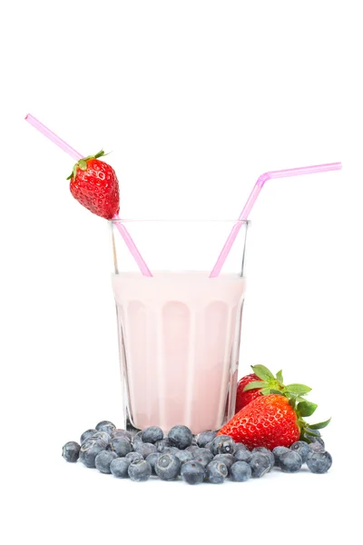 与上白色黑色蓝莓的新鲜和营养的草莓奶昔 — 图库照片
