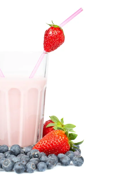 与上白色黑色蓝莓的新鲜和营养的草莓奶昔 — 图库照片