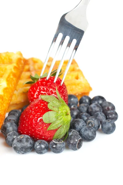Våfflor, blåbär och gaffeln prickning jordgubben — Stockfoto