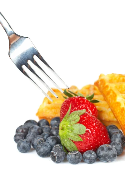 Gofres, arándanos y el tenedor pinchando la fresa —  Fotos de Stock