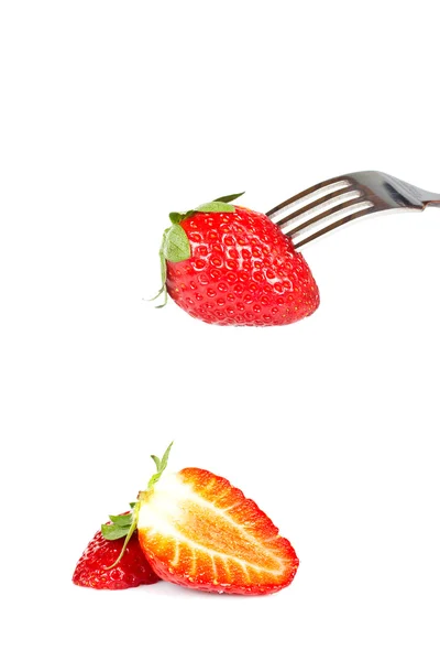 딸기를 찌르는 포크 — 스톡 사진