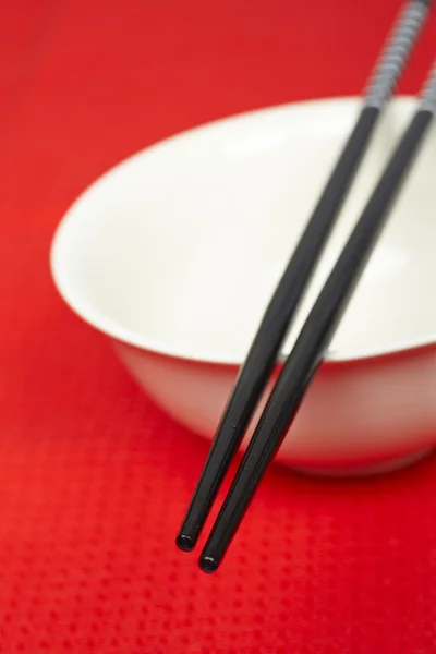 Ζευγάρι chopsticks και λευκή γυάλα — Φωτογραφία Αρχείου