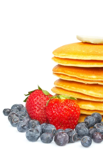 Pfannkuchen, Blaubeeren und Erdbeeren — Stockfoto