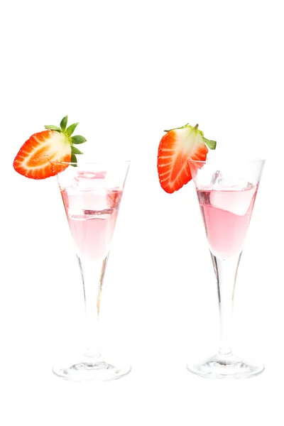 Два стакана клубничного коктейля — стоковое фото