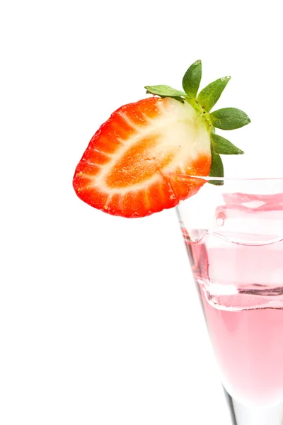 Cocktail aux fraises avec glaçon — Photo