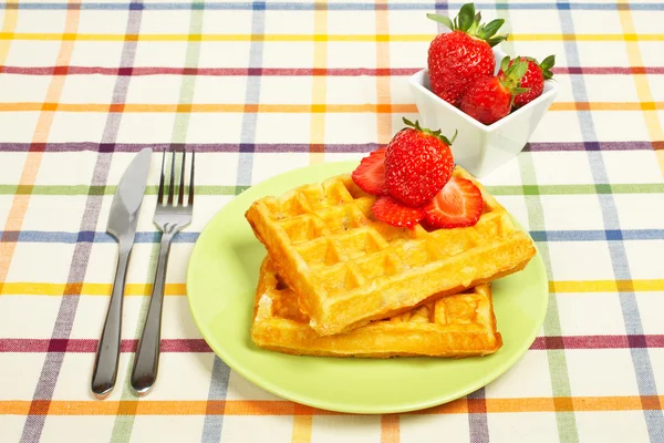 Waffle ve yeşil plaka üzerinde çilek — Stok fotoğraf