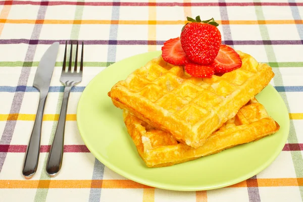 Waffles e morangos em prato verde — Fotografia de Stock