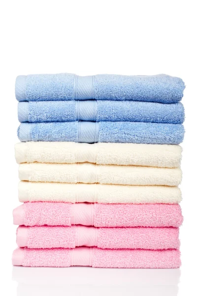 Mångfärgade handdukar staplade — Stockfoto