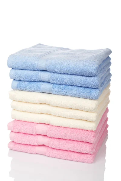 Bunte Handtücher gestapelt — Stockfoto