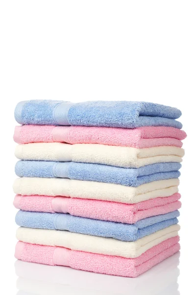 Многоцветные полотенца сложены — стоковое фото