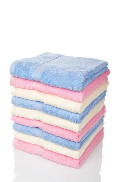 Многоцветные полотенца сложены — стоковое фото