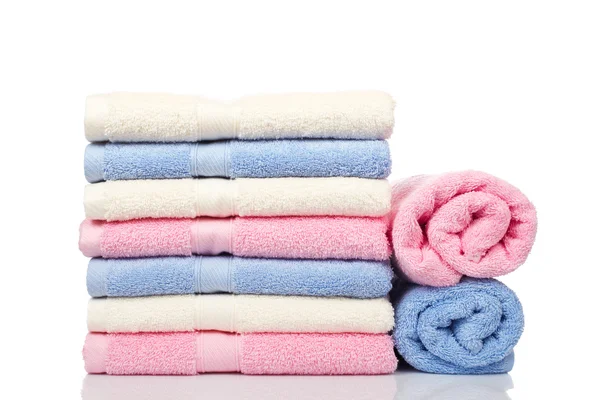 Πολύχρωμα πετσέτες στοιβάζονται — Φωτογραφία Αρχείου