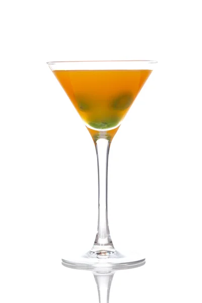 Peach cocktail med gröna körsbär — Stockfoto