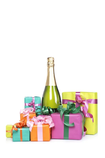 Ajándékok és üveg pezsgő — Stock Fotó