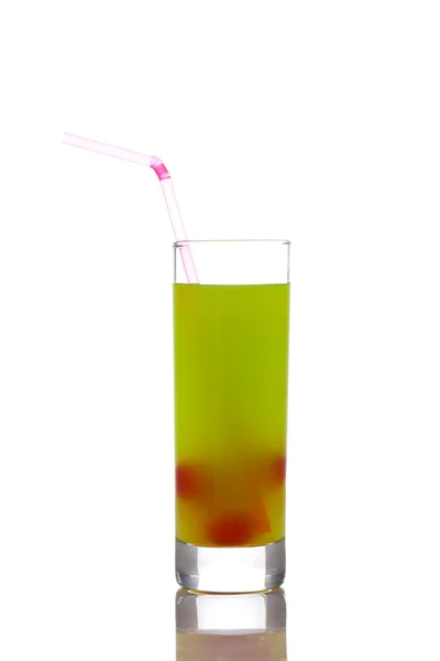 Färsk kiwi juice med körsbär och halm — Stockfoto