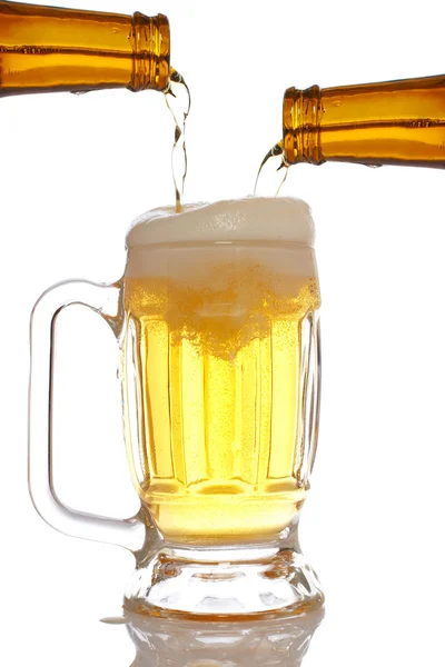 Verter cerveza en la taza —  Fotos de Stock