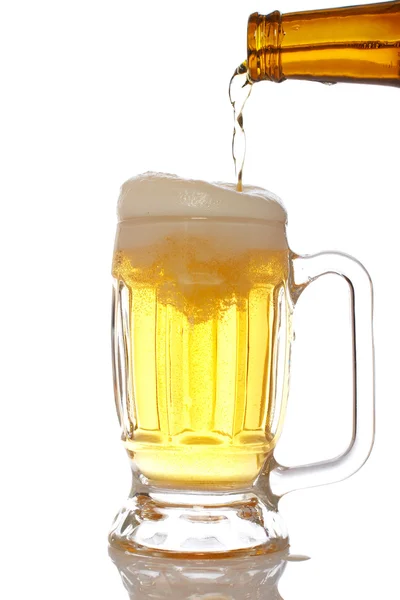 Bier gieten in mok — Stockfoto
